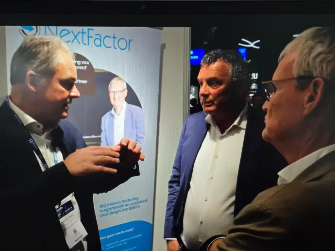 Alexander Stalpaert (Crédit Agricole Leasing & Factoring) in gesprek met Arnold Nonnekens (Svea Finans) en Peter Hendrix (Nextfactor)